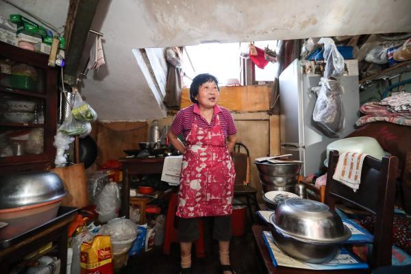 上海有幢“纸片楼”，墙面最窄20厘米，立繁华街口！走进居民家里，看到……