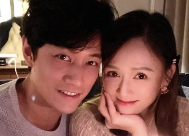 42岁陈乔恩婚后复出瘦脱相，吊带不合身锁骨窝可放硬币，脑门也太大了吧