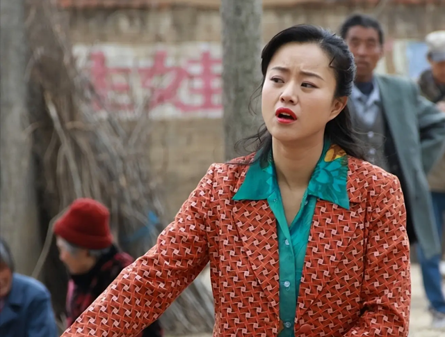 演员何翯:戏里土的掉渣,戏外嫁帅气初恋老公,一家三口其乐融融