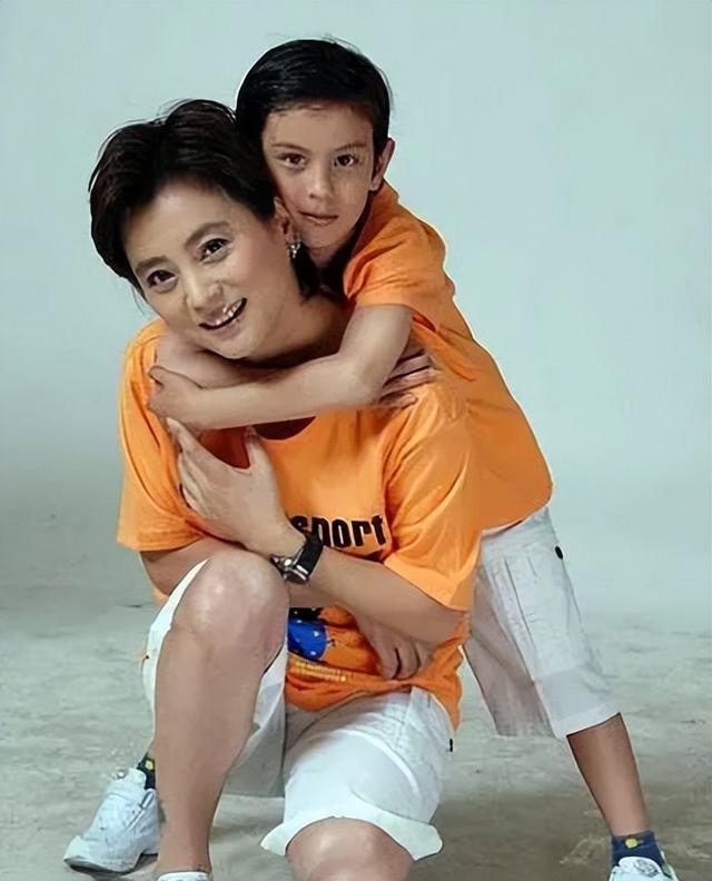 李玲玉：曾被邻居告上法庭，她一再婚就当继母