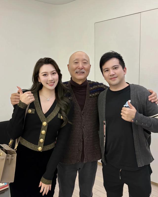 陈佩斯兄妹罕见同框！妹夫张山站边上，外甥女仍然避不开陈家基因