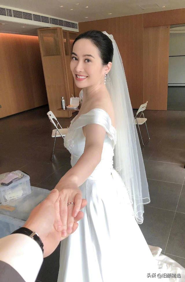 43岁叶璇官宣结婚，手戴超小钻戒与老公手牵手，小腹微凸被疑怀孕