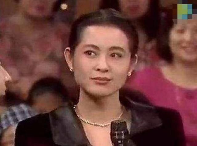 60岁倪萍近照瘦脱相，烈焰红唇腰肢纤细，意外撞脸陈红