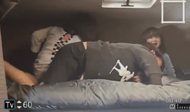 34岁何洁晒仨娃，孩子衣服凌乱像没人管，直播哭诉养不起？