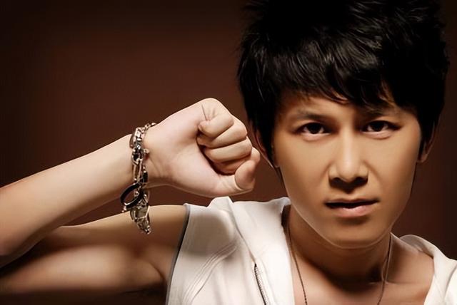 一把乐器都不会，却创作出400多首金曲，他的歌究竟土不土