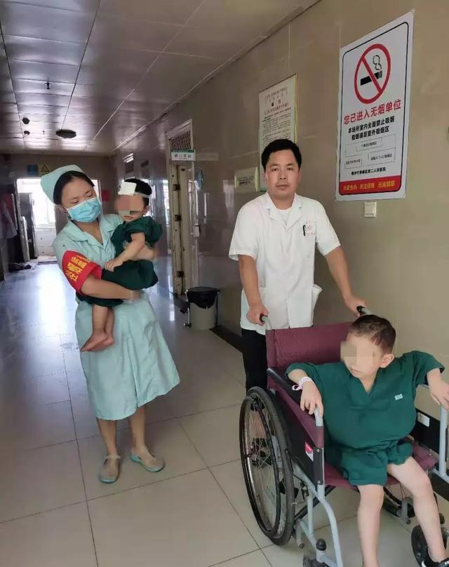 心疼！高速路发生车祸致父母双亡，6岁哥哥安慰2岁妹妹别哭