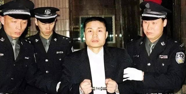 重庆扫黑局长文强，霸凌警员强逼女明星，最后被执行死刑