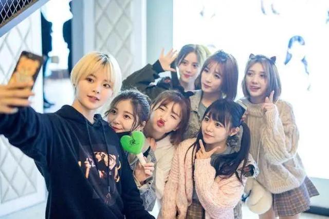 笨小孩杨超越：初中辍学、流水线打工，她如何从江苏农村逆袭？