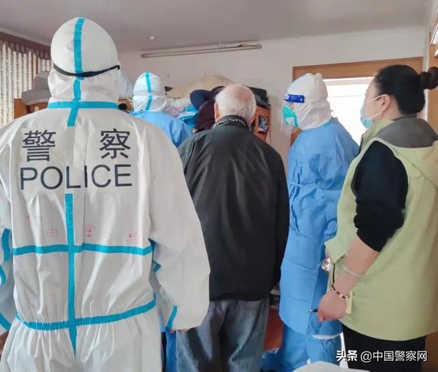 【疫情当前 警察不退】上海虹口：“三人小组”抗疫情