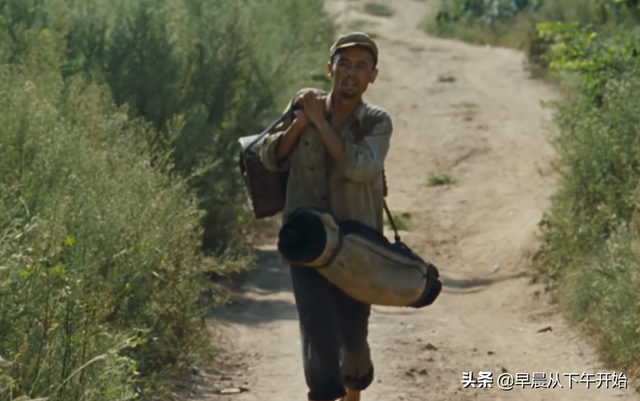 《活着》电影与原著对比,张艺谋导演为什么没有拍出所有的绝望?