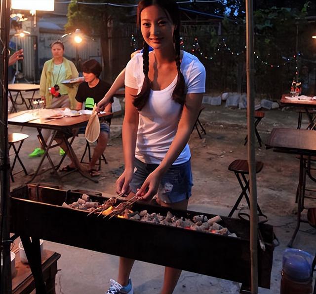 《一路向西》女主角王李丹妮近照,网友:28岁就成如此?