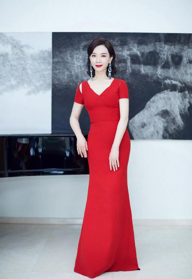 43岁陈数真大胆，穿真空西装隐隐露出事业线，傲人身材性感又优雅