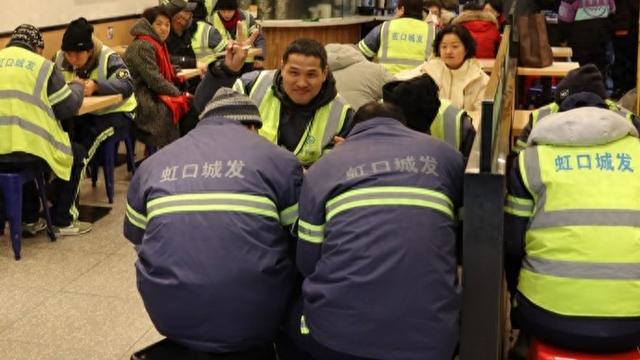 第一口年味人情味满满，环卫师傅在这吃上“新年第一餐”