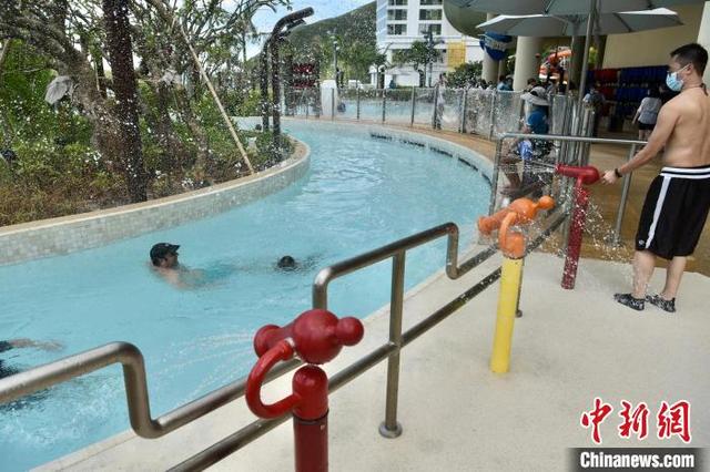香港海洋公园水上乐园正式开放 游客享受嬉水乐趣