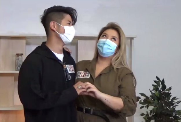 港媒指郑欣宜向男歌手许廷铿求婚，现场画面曝光，男方笑得站不稳