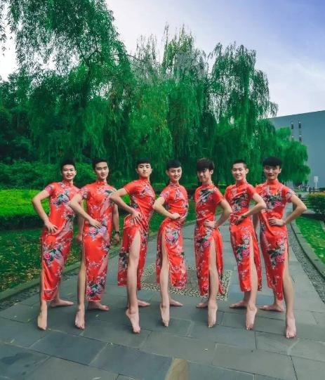 辣眼睛！看了这些男扮女装的妖娆毕业照，麻麻再也不想我毕业了！