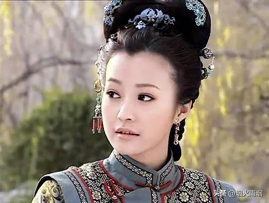 她是《熟年》中的二嫂，演戏她是认真的，对待感情她也是认真的