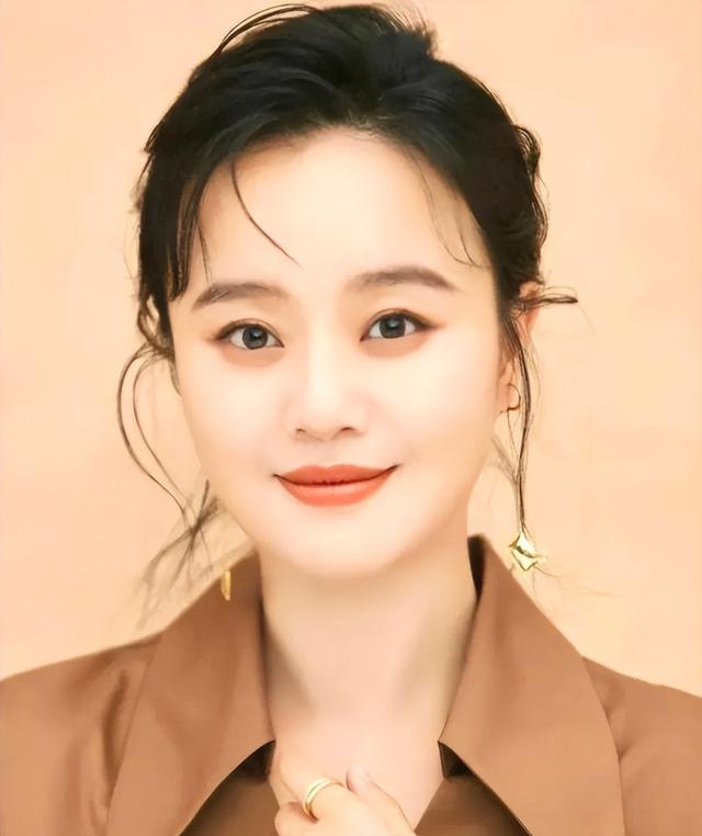 演员何翯:戏里土的掉渣,戏外嫁帅气初恋老公,一家三口其乐融融