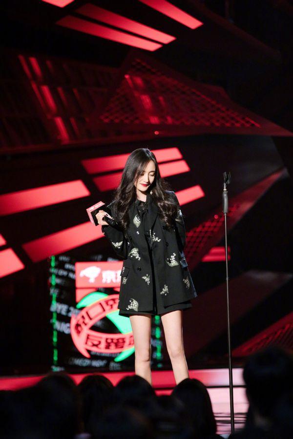 最近火了一种新穿法叫：“上半身少女，下半身欲女”，杨幂都上头