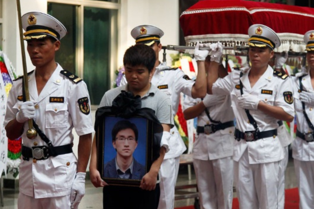 11年前,温州动车事故中失去父母幸存下来的小伊伊,如今怎么样了