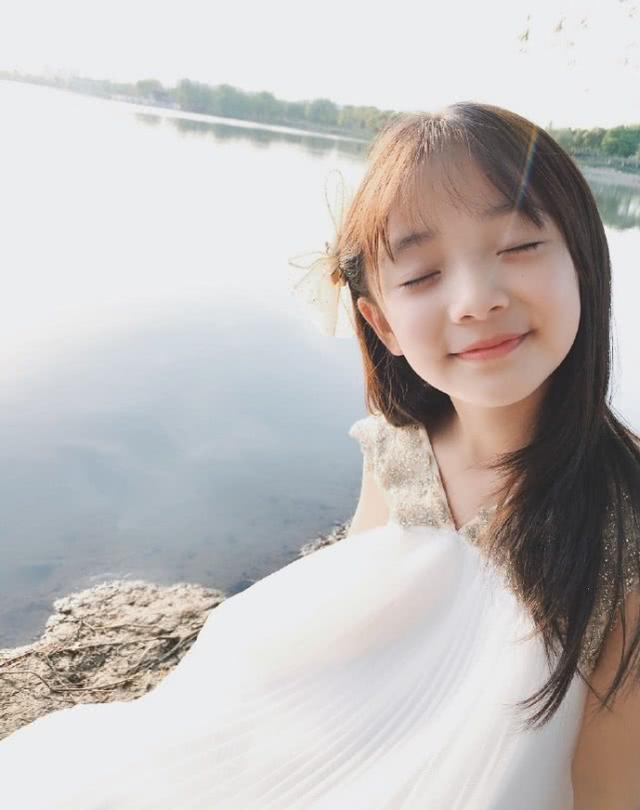 冯雪雅晒近照美得像个小天使，小姜生长大了美少女感十足