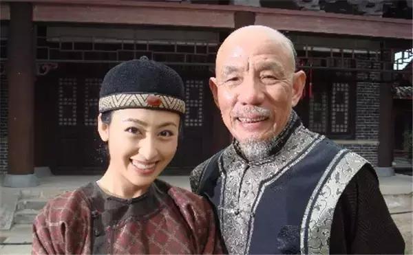 一生饰演配角、丑角，高俅形象堪称经典，老戏骨内心善良德艺双馨