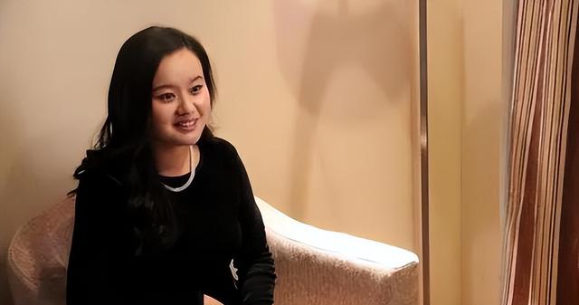 演员何翯:戏里土的掉渣,戏外嫁帅气初恋老公,一家三口其乐融融