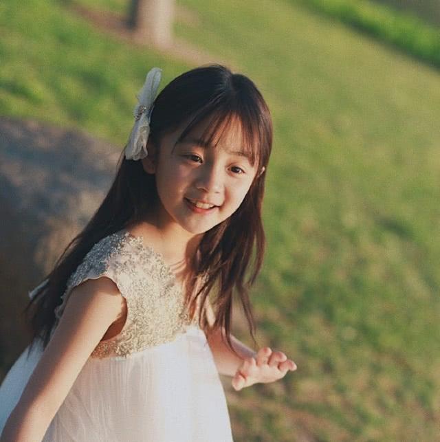 冯雪雅晒近照美得像个小天使，小姜生长大了美少女感十足