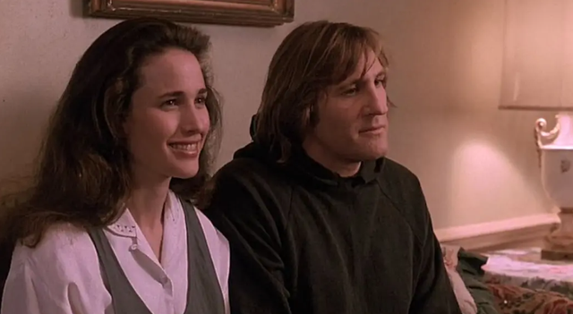 法国情侣假结婚只为美国绿卡，黑色幽默的《绿卡》，引人深思