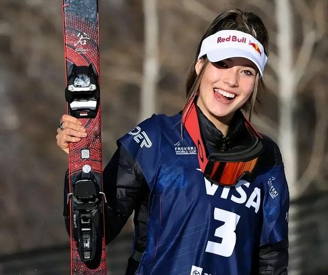 谷爱凌与男友滑冰亲吻，男方身份背景曝光，两人门当户对