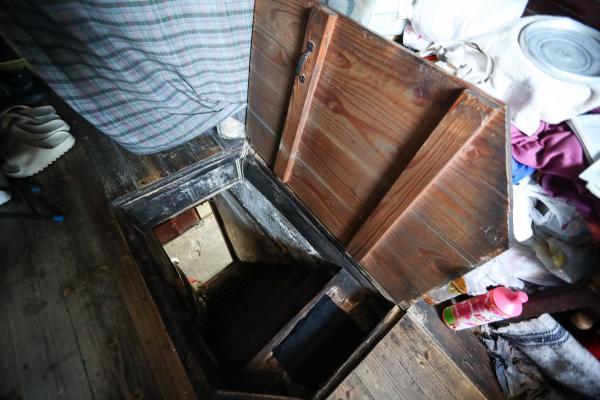 上海有幢“纸片楼”，墙面最窄20厘米，立繁华街口！走进居民家里，看到……