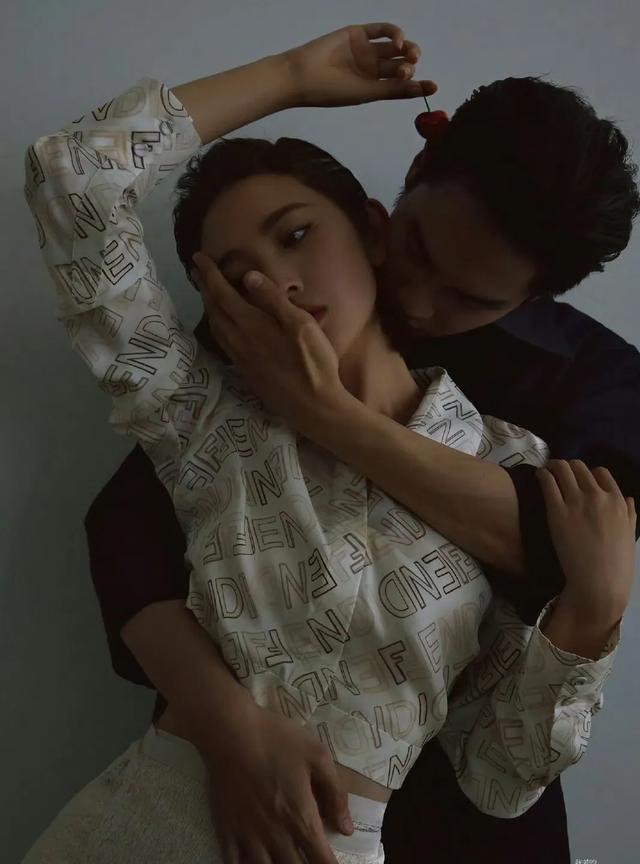 #唐艺昕发与张若昀亲吻照#