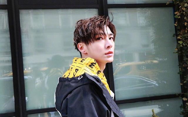 炎亚纶的2019街拍写真！身高177年龄34，照样是最帅的时尚男神