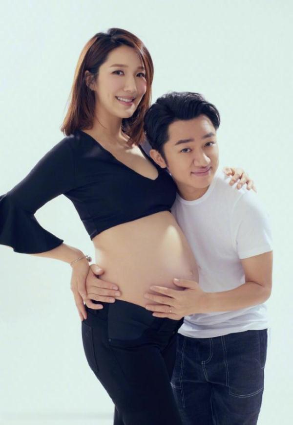 李亚男挺着孕肚拍摄写真照，王祖蓝低头亲吻肚子，展现完美侧颜杀