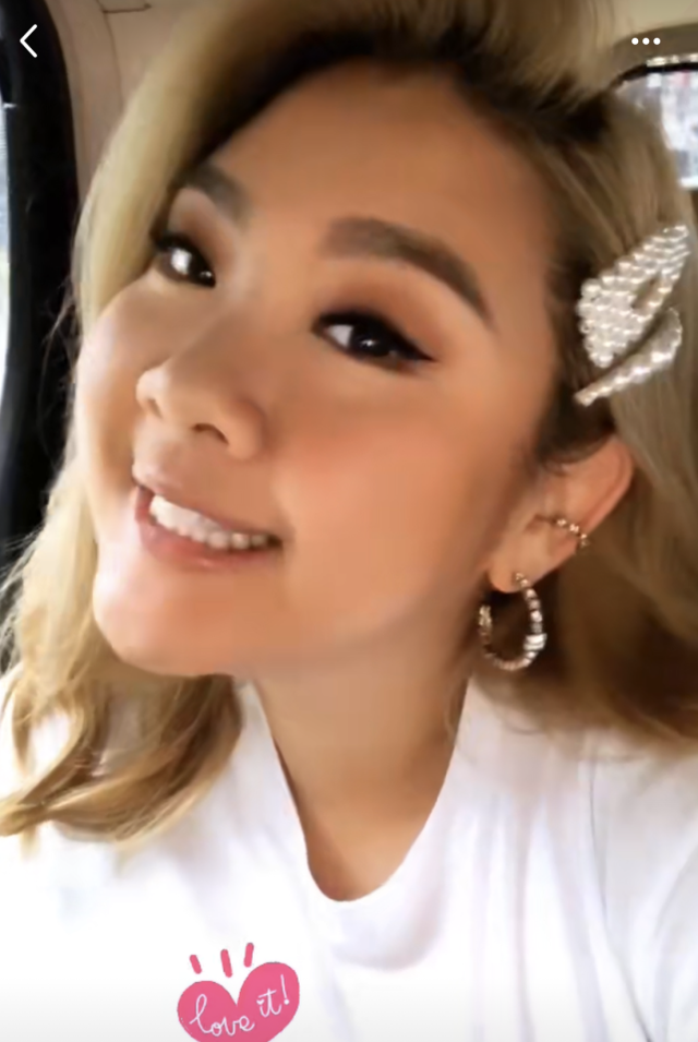 港媒指郑欣宜向男歌手许廷铿求婚，现场画面曝光，男方笑得站不稳