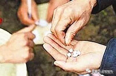 姑娘在两个小伙子之间难以抉择，竟然用这种方式决定了婚姻大事