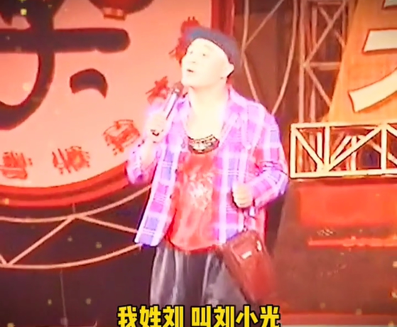 赵本山徒弟赵四大秀绝活，用嘴举起桌子转圈，倒立唱歌气息仍浑厚