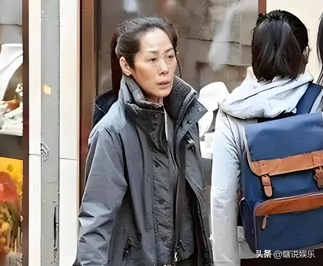 曾是“歌坛天后”，跟“活佛”生下孩子，现今露宿街头没钱住酒店