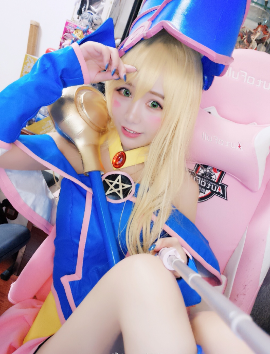 原来喵老师也cos过黑魔导女孩，小时候看动画，最喜欢这个角色了