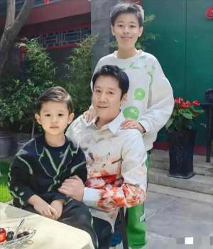 蔡国庆有几个孩子(蔡国庆的两个儿子个个英俊，大儿子已经13岁，身高迅速接近父亲)