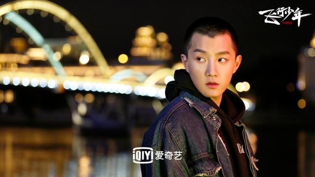 《飞行少年》曝光情感预告 上演空军式浪漫告白