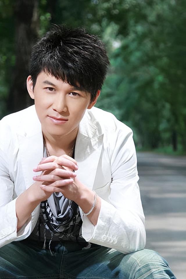 一把乐器都不会，却创作出400多首金曲，他的歌究竟土不土