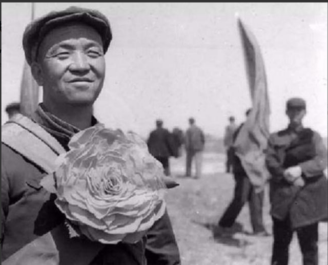 “铁人”王进喜47岁病逝，死后被葬入八宝山，5个子女现状如何？