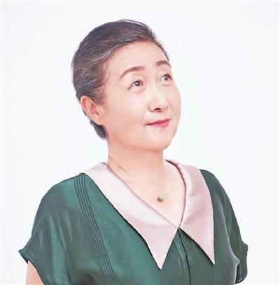 退休不“息影”，银发族逐梦演艺圈 《流浪地球2》《剩女也疯狂》都有他们的身影