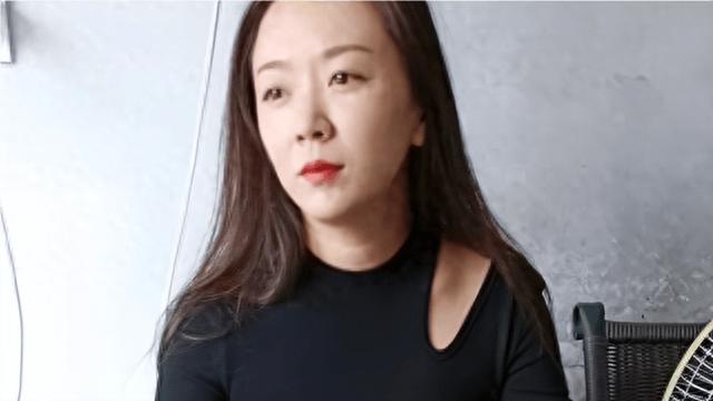 留守妇女与未婚男邻居的秘密情事：白天邻居，夜晚夫妻