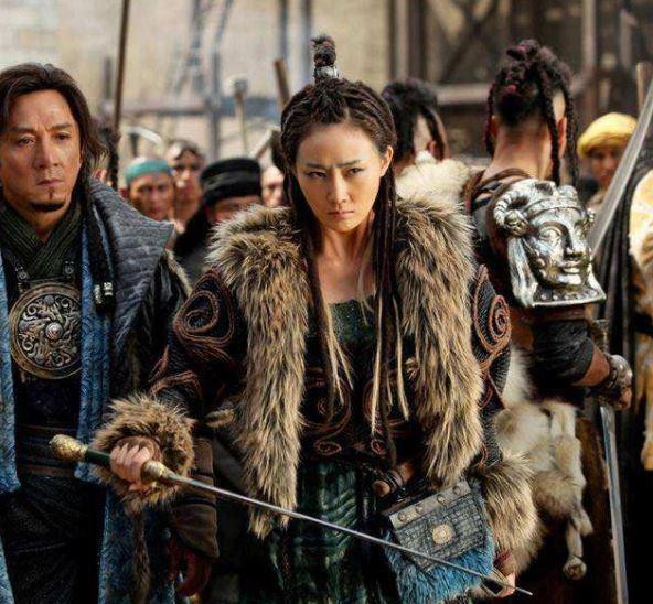 被张艺谋一眼看中，却被成龙挖走，女演员林鹏到底哪里好？