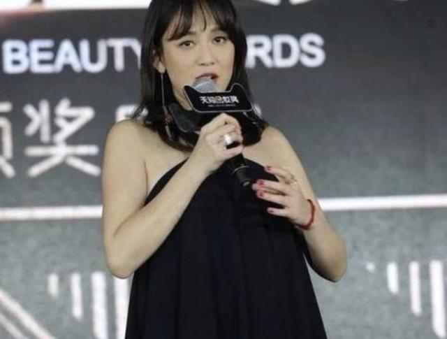 42岁陈乔恩婚后复出瘦脱相，吊带不合身锁骨窝可放硬币，脑门也太大了吧
