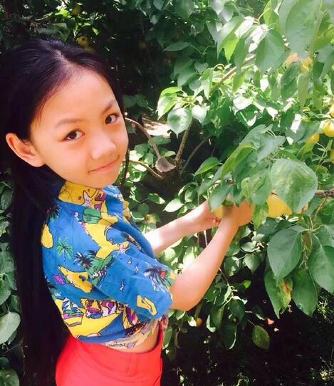 还记得《傻春》里面可爱的小小楚吗?如今10岁的她长这样