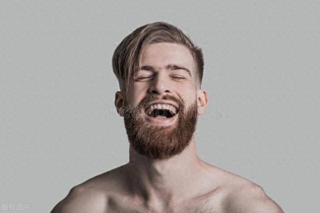 老婆出差去外地，我与岳母同住，却意外发现其不为人知的“秘密”