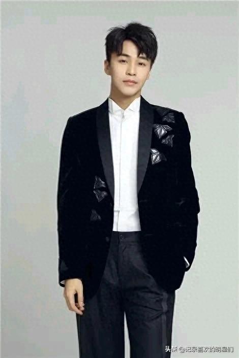 孟瑞自带贵族气质，阳光帅气迷人十足。演技精湛，才华横溢！